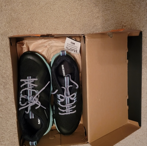 Merrill Size 8 hiking shoes - Picture 2 of 4